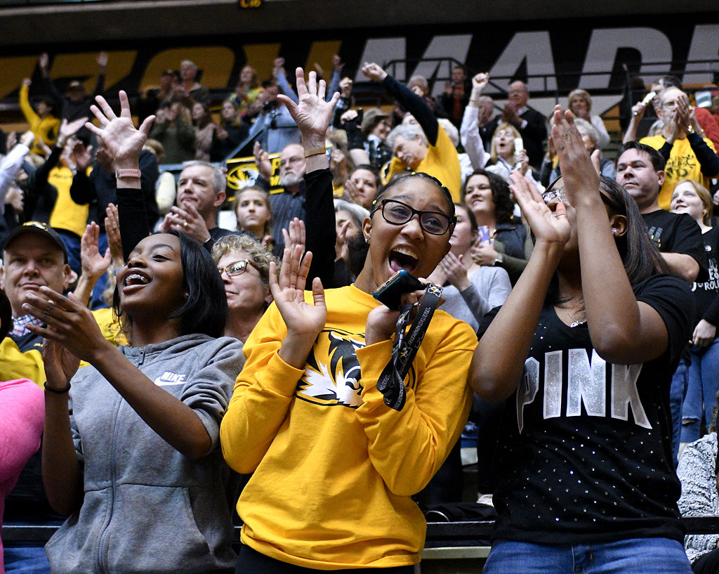 Ar'Keisha Hines, Sidney Woods and Christen Brown cheer